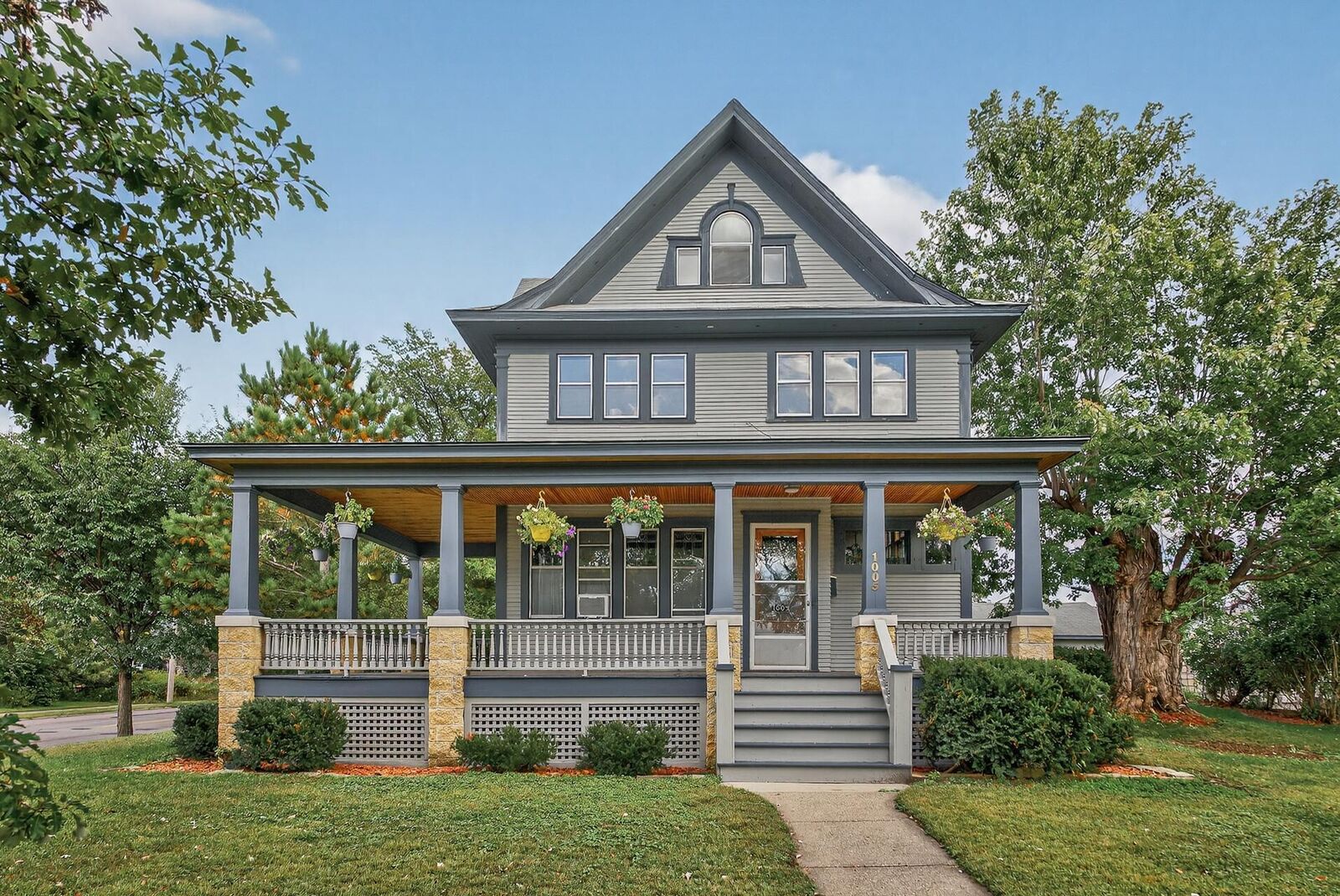 Property Photo: 1005 Como Boulevard E MN 55103