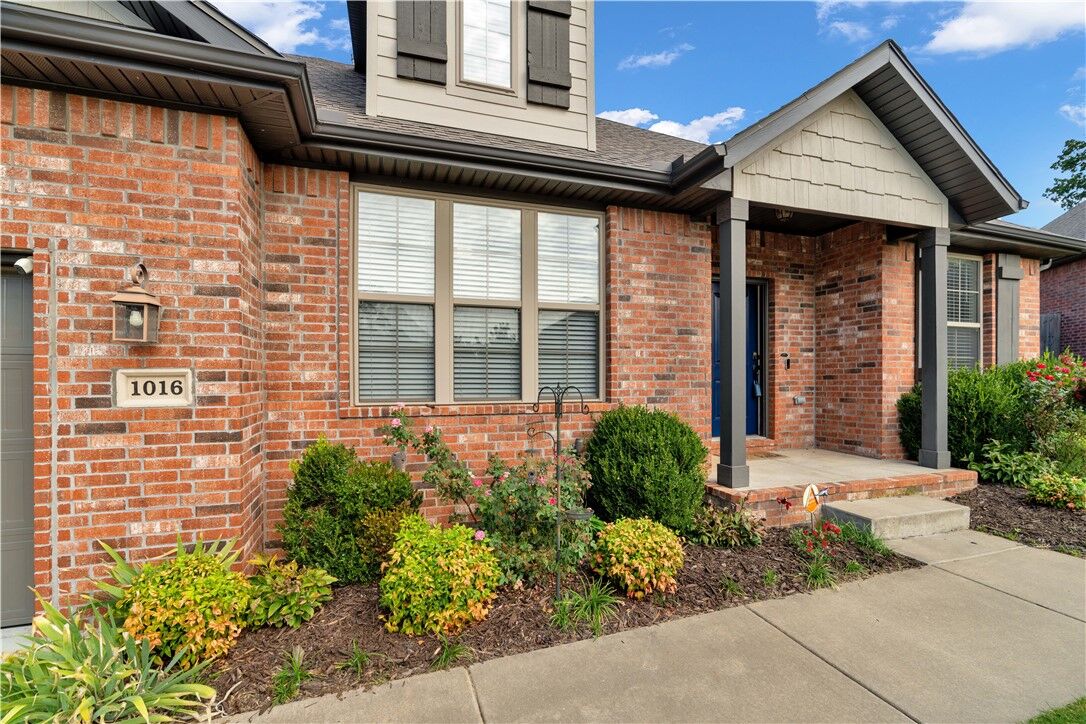 Property Photo: 1016 Marbella Court AR 72718