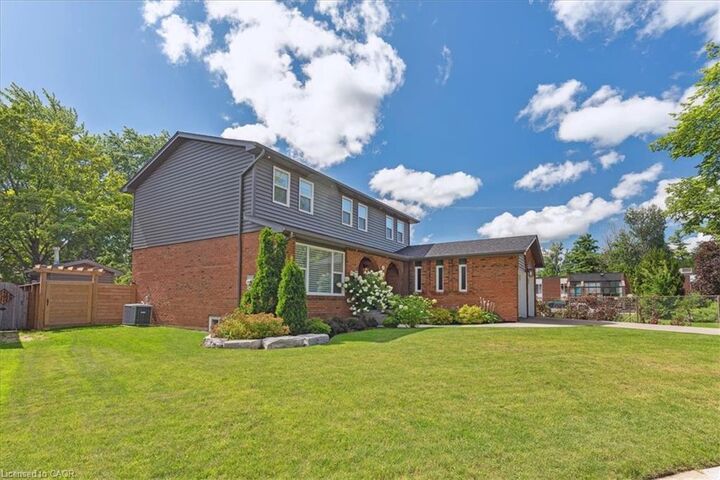 Property Photo:  42 Hillside Drive  ON L7G 4W3