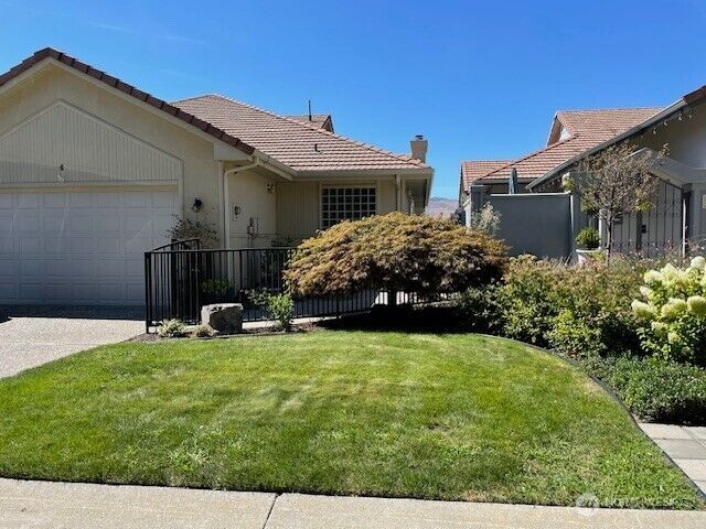 Property Photo:  401  19th Street NE 4  WA 98802 