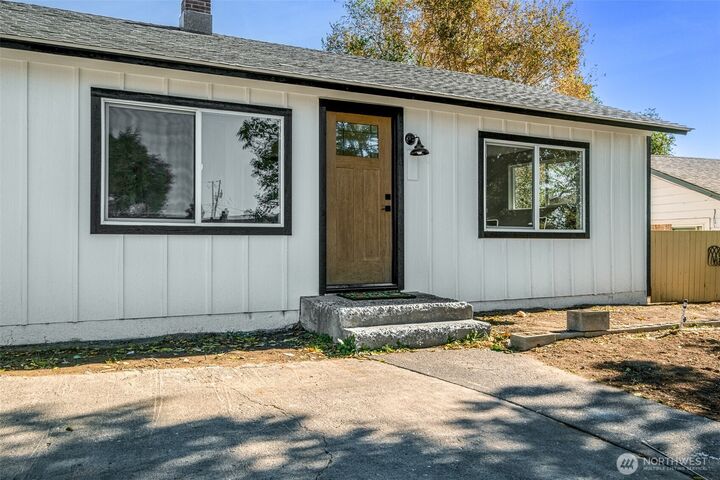 Property Photo:  415 N Earl Road  WA 98837 