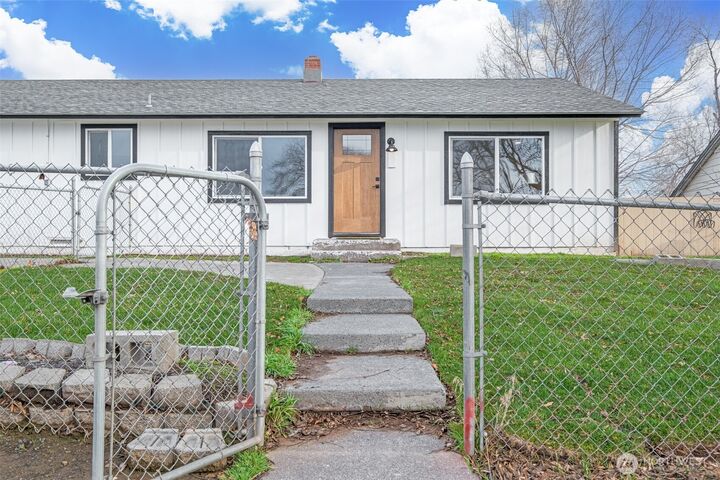 Property Photo:  415 N Earl Road  WA 98837 