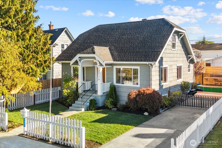 Property Photo: 2217 Hoyt Avenue A WA 98201