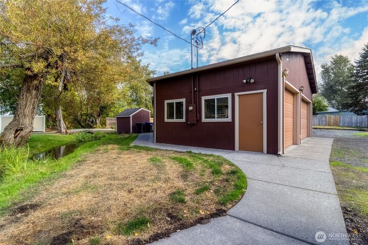 Property Photo:  428  Easy Street Street  WA 99362 