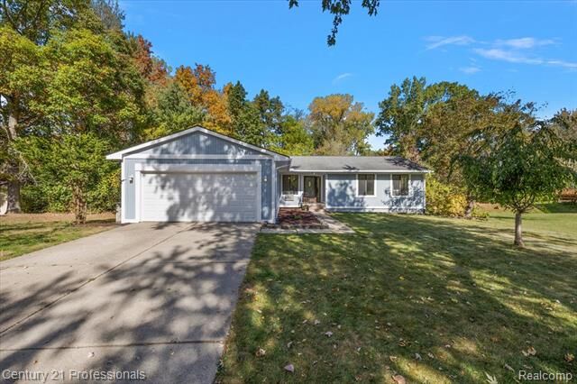 Property Photo: 3830 Pine Orchard Circle MI 48329