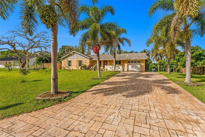 Property Photo: 18102 SW 88th Pl FL 33157