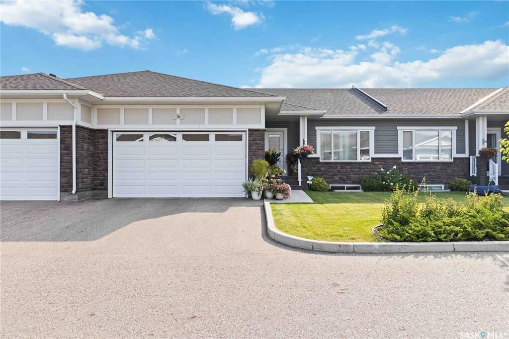 Property Photo: 3210 11th Street W 16 SK S7M 5Y3