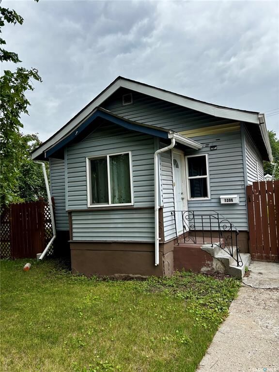Property Photo: 1306 B Avenue N SK S7L 1G5