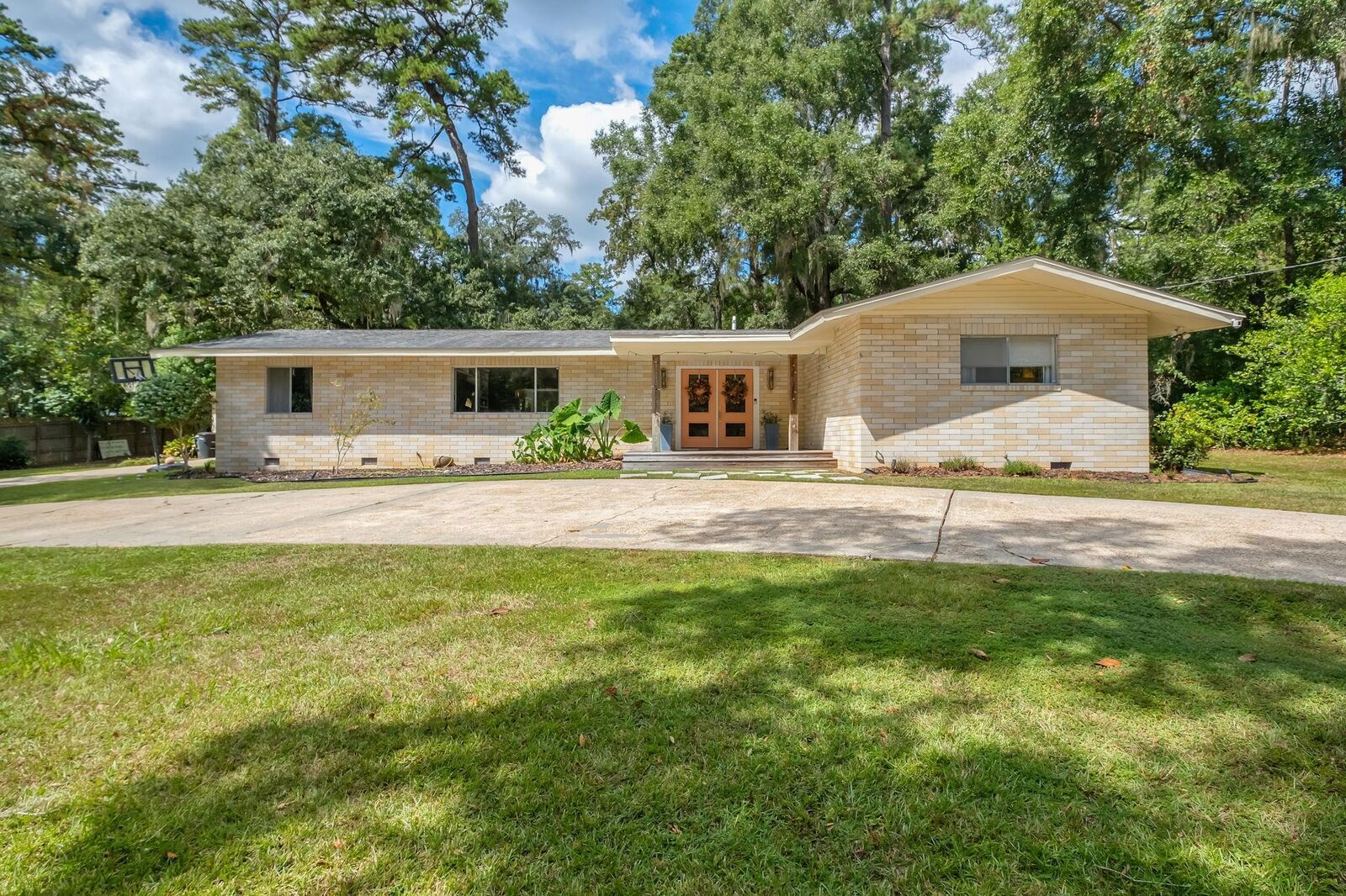 Property Photo: 2214 Thomasville Road FL 32308