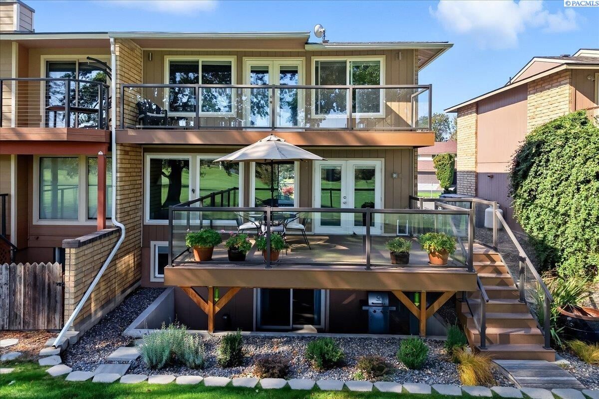 Property Photo: 425 Greenbrook Pl WA 99352