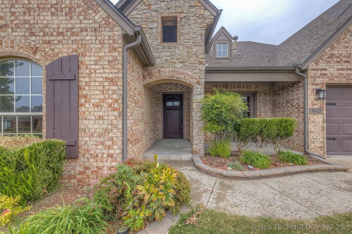 Property Photo:  1612 W Vail Street  OK 74012