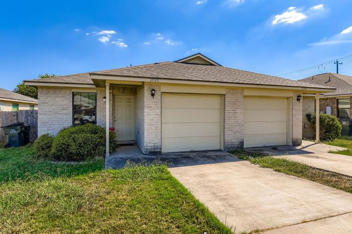 Property Photo: 1010-1014 Trail Driver Cove TX 78626