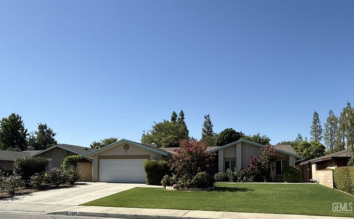 Property Photo: 7009 Quailwood Drive CA 93309