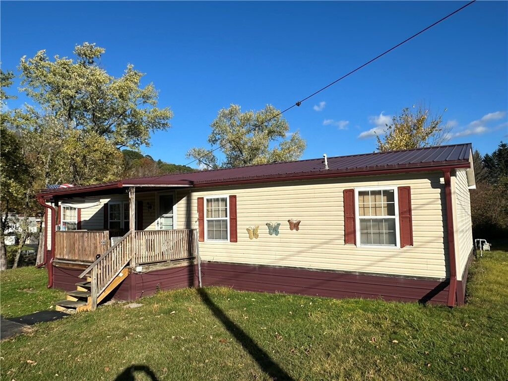 Property Photo: 7 Royal Avenue PA 16701