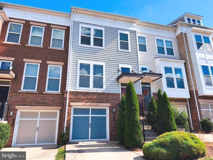 Property Photo:  22520 Highcroft Terrace  VA 20148 