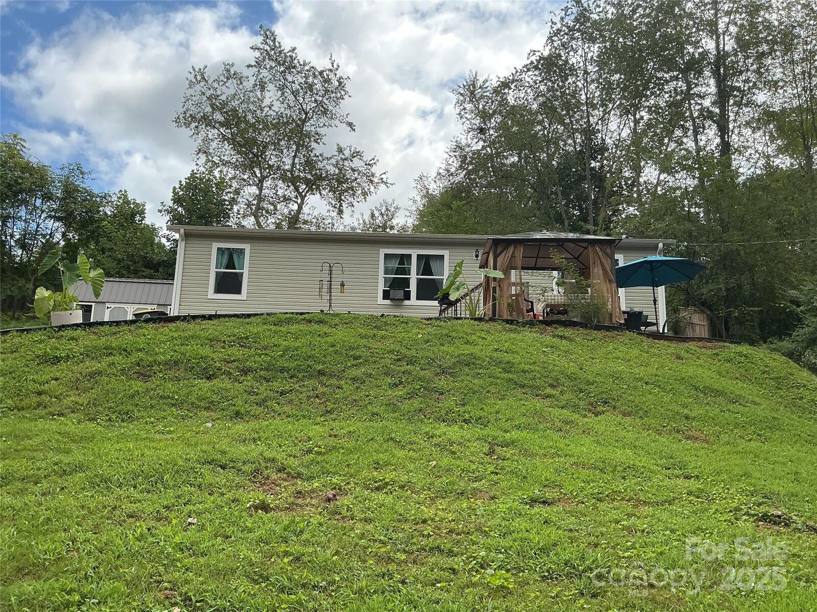 Property Photo: 30 And 32 W Skyland Circle NC 28804