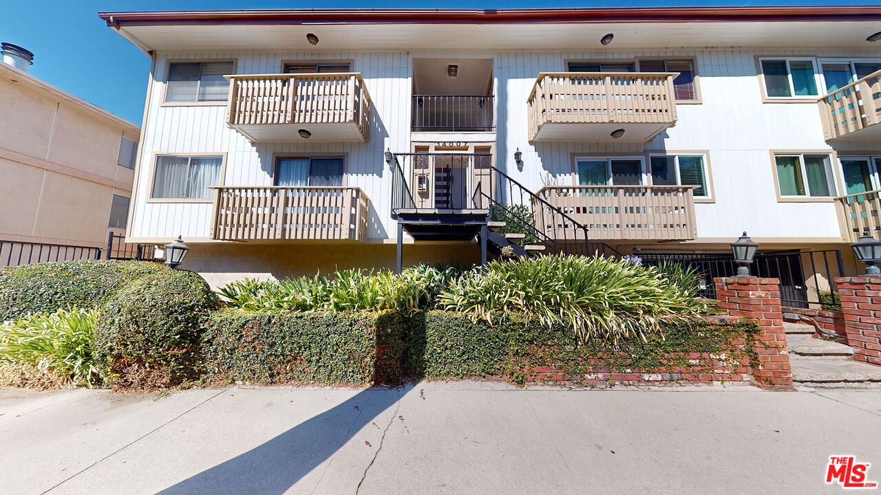Property Photo: 14007 Milbank St CA 91423