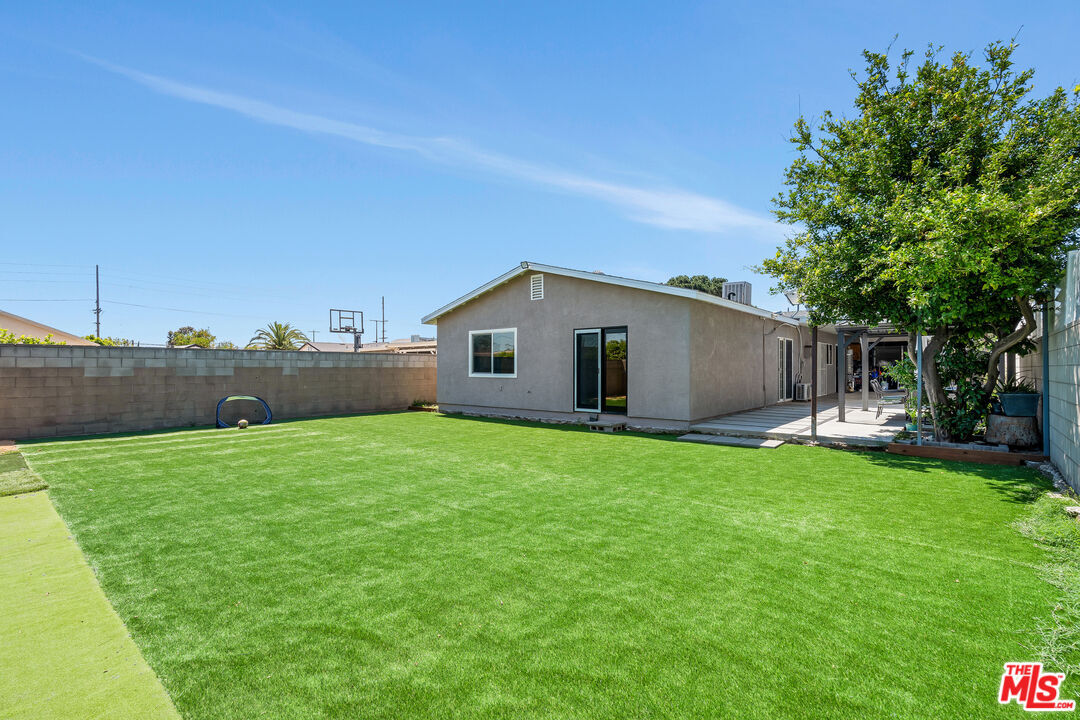 Property Photo: 13032 Glamis St CA 91331