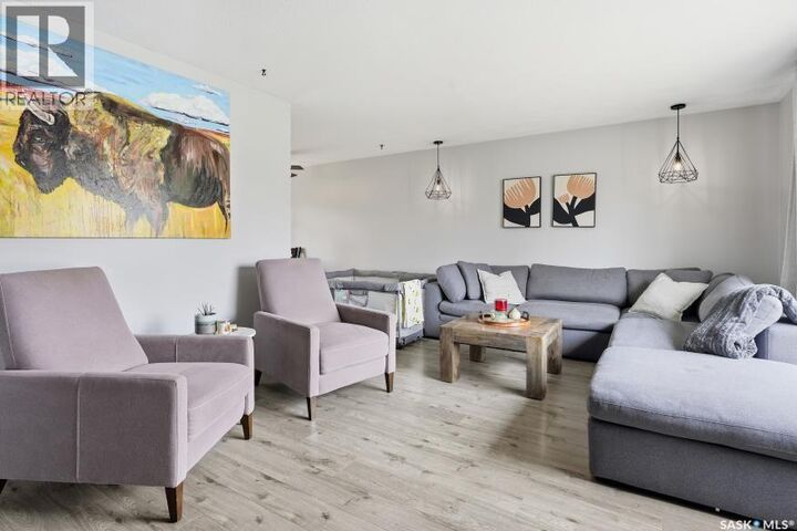 Property Photo:  2104 Clarence Avenue S  SK S7J 1L5 