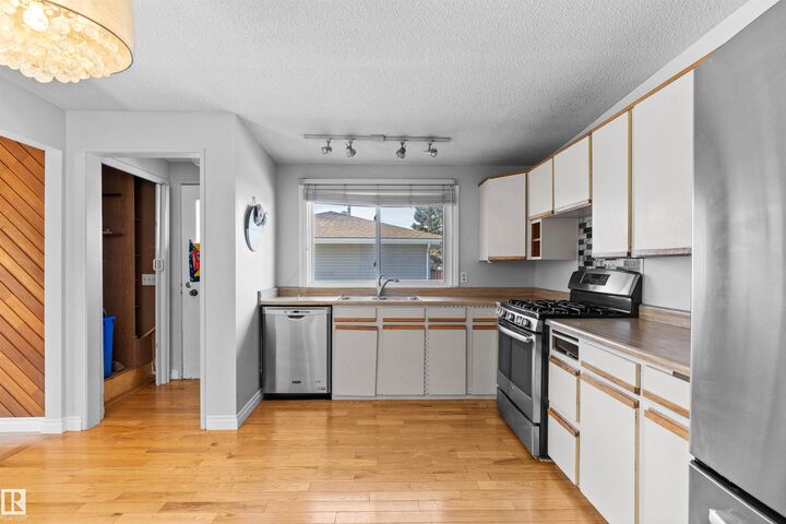 Property Photo:  23 Gillingham Crescent  AB T8A 2X5 