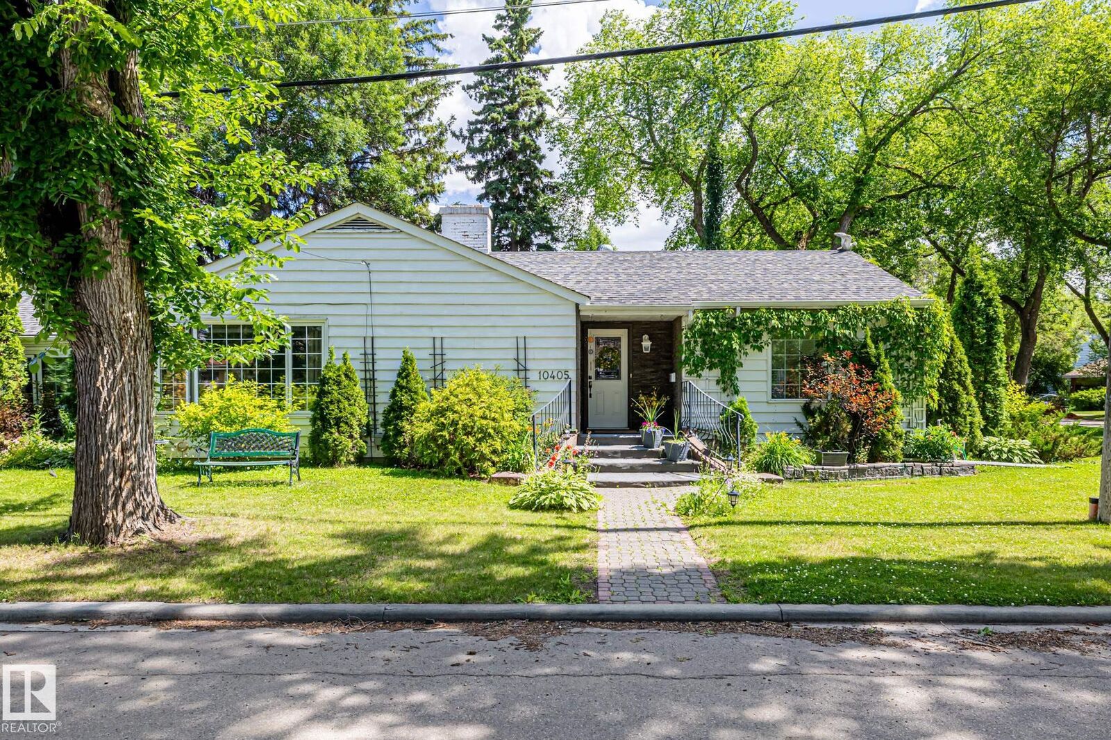 Property Photo:  10405 Glenora Crescent NW  AB T5N 3J6 