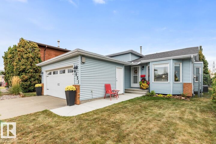 Photo de la propriété: 4631 10 Avenue NW AB T6L 4S2