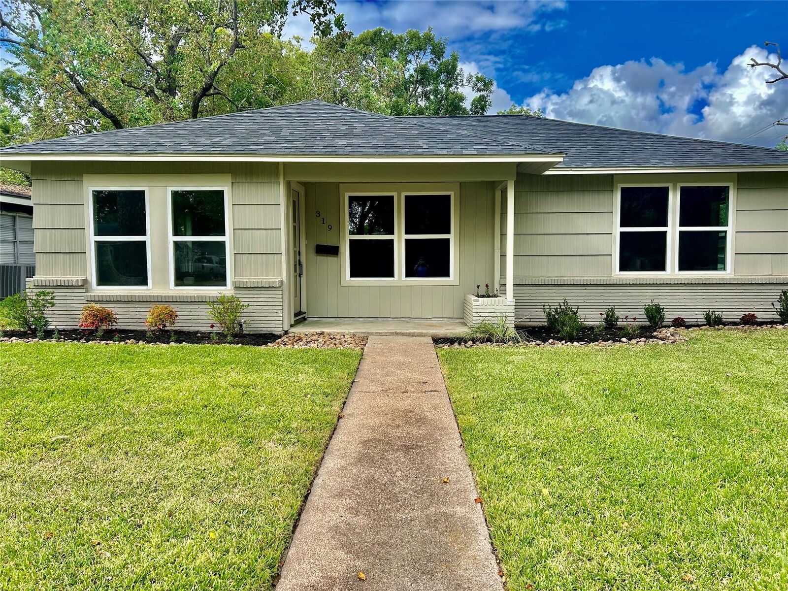 Property Photo: 319 Wisteria Street TX 77566