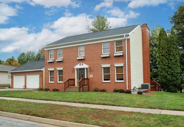 1608 Hillside Ave  Waverly IA 50677 photo