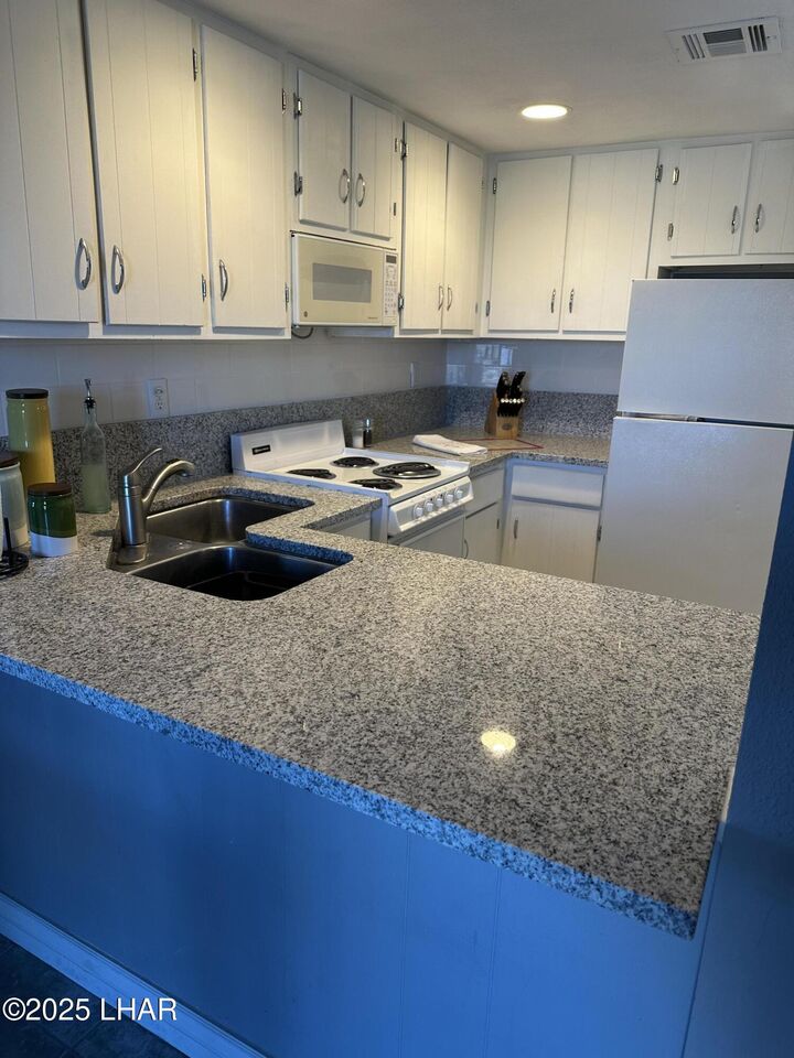 Property Photo: 89 Acoma Blvd 19 AZ 86403