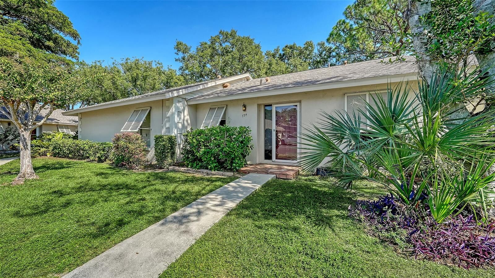 Property Photo: 734 N Jefferson Avenue 734 FL 34237