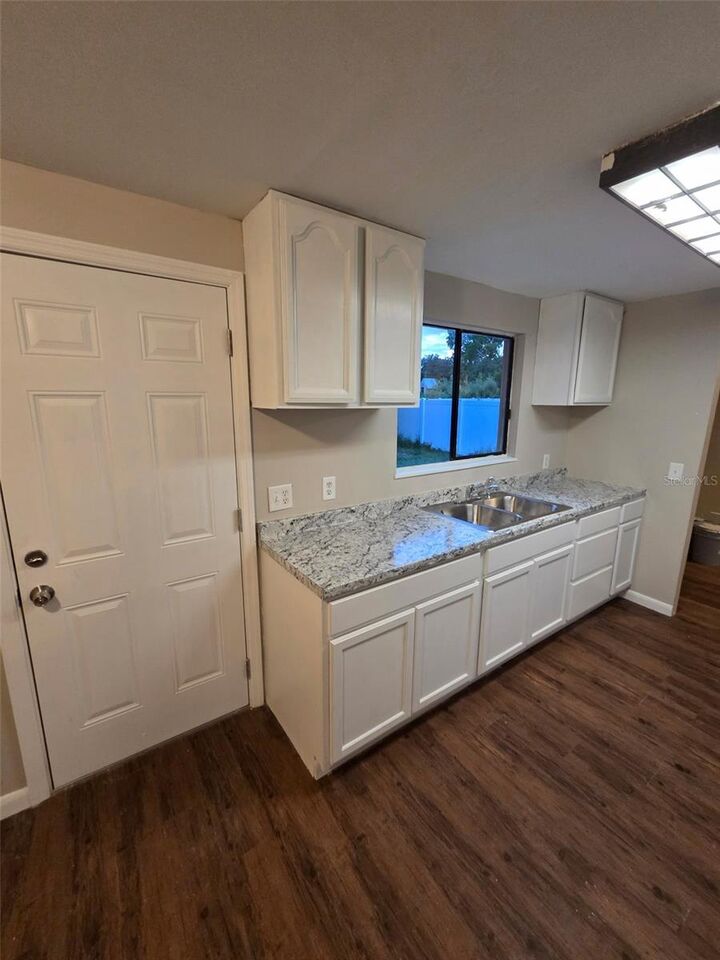 Property Photo: 39611 Meadowood Loop FL 33542