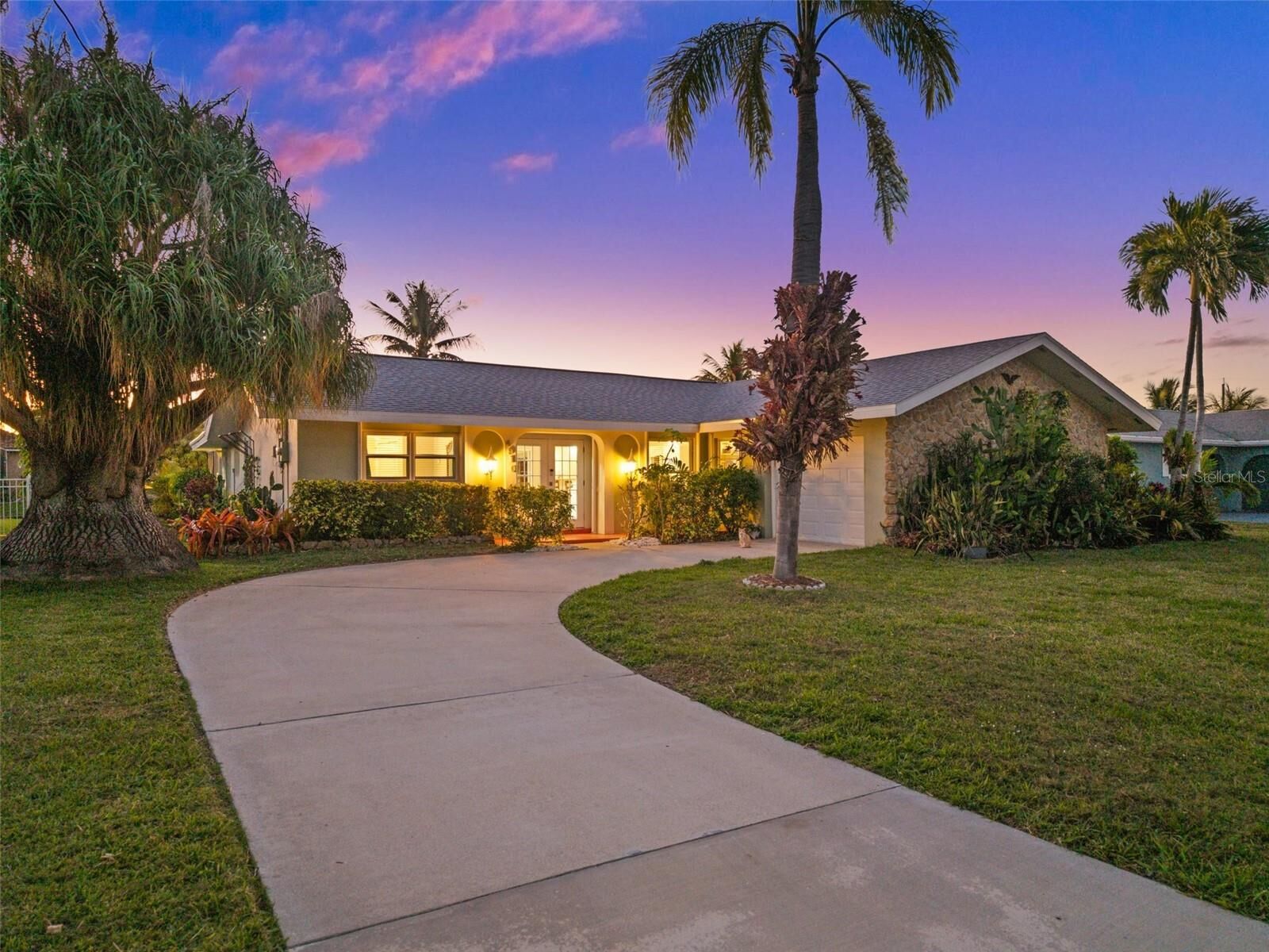 Property Photo:  4910 Sorrento Court  FL 33904 