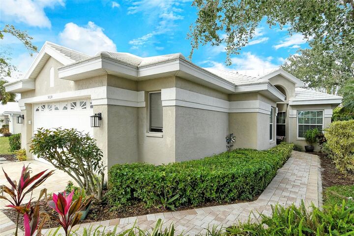 Property Photo: 560 Fallbrook Drive FL 34292