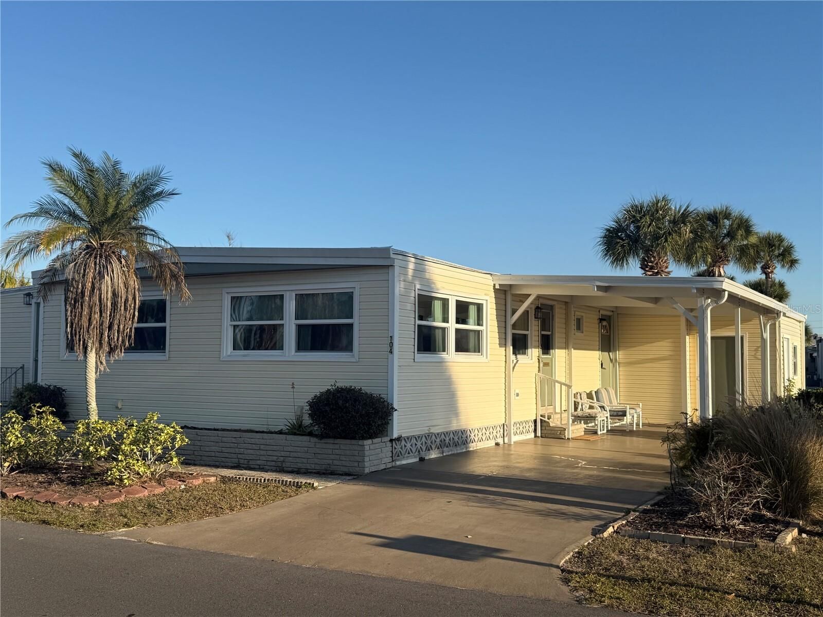 Property Photo: 104 Via Veneto FL 34285