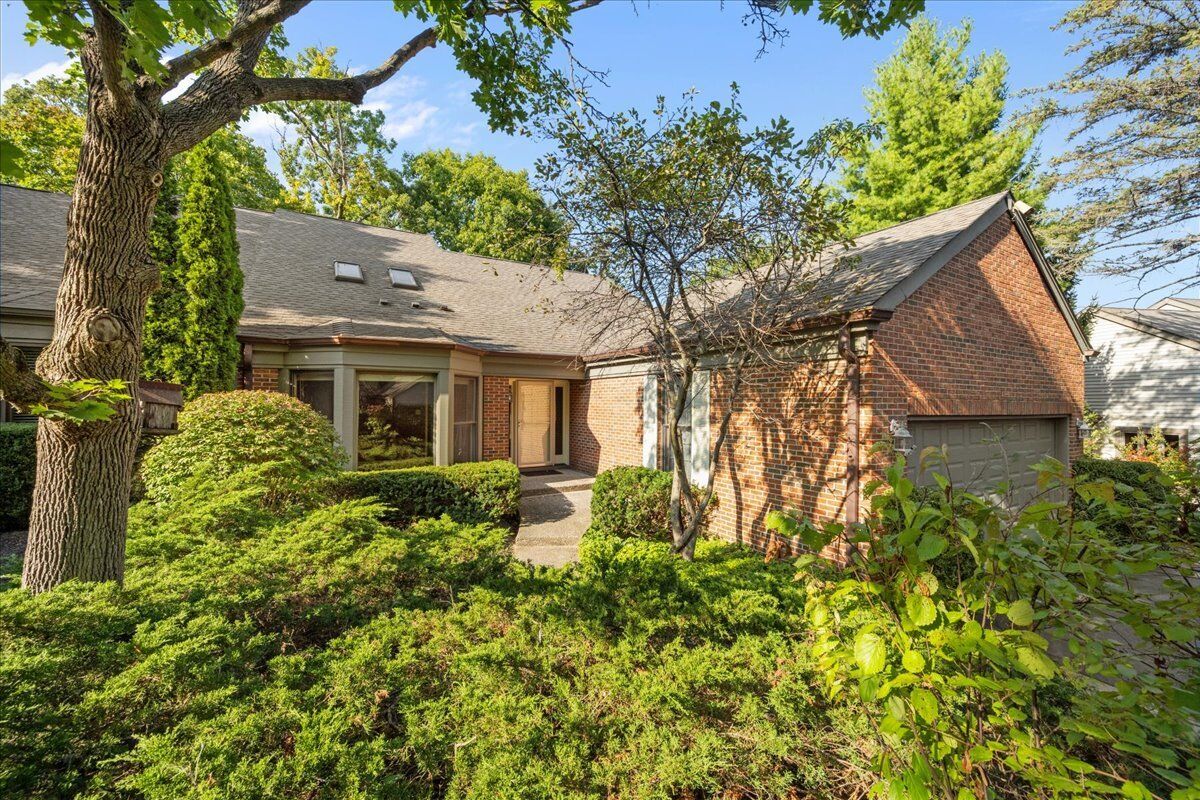 Property Photo:  8 Warrington Drive  IL 60044 