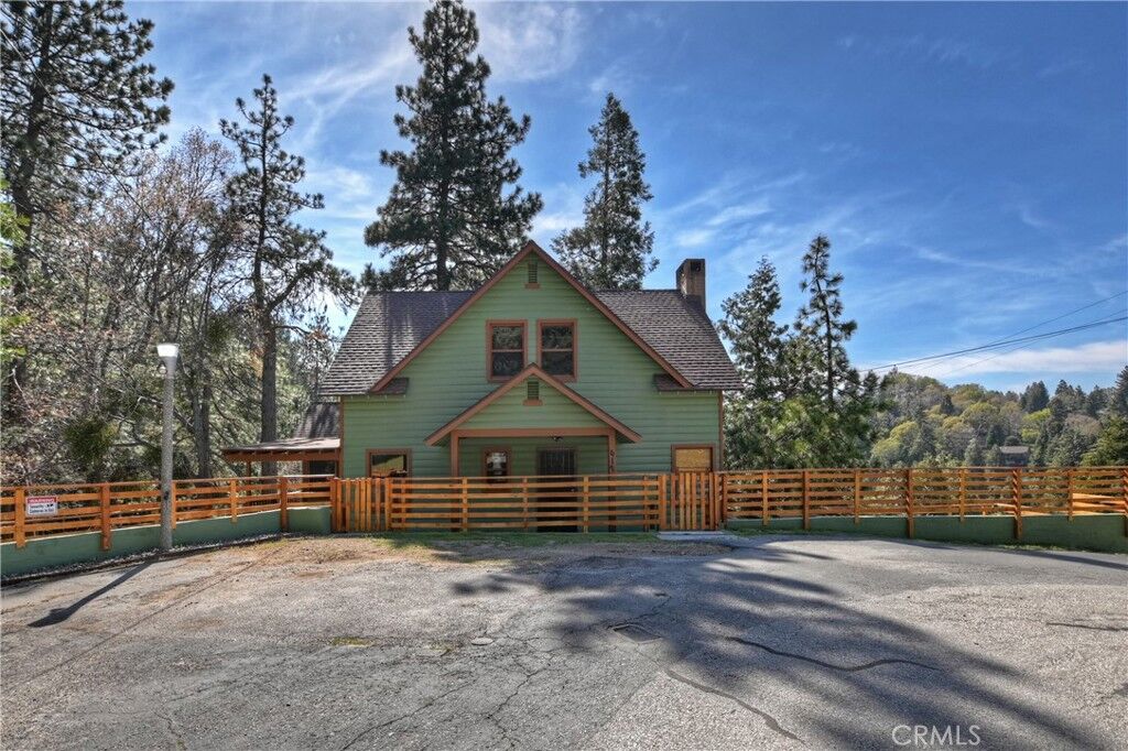 Property Photo: 617 Acacia CA 92325