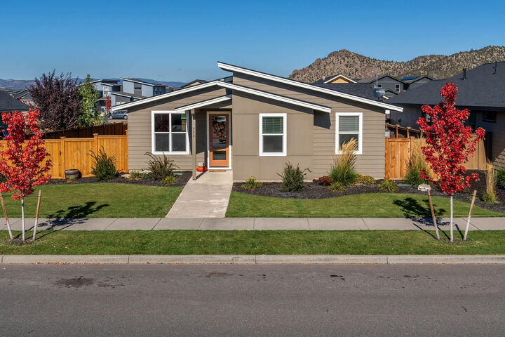 Property Photo:  758 NE Whistle Way  OR 97754 