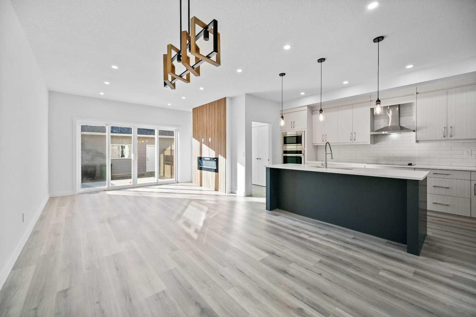 Property Photo:  2217 42 Street SE  AB T2B 1G4 