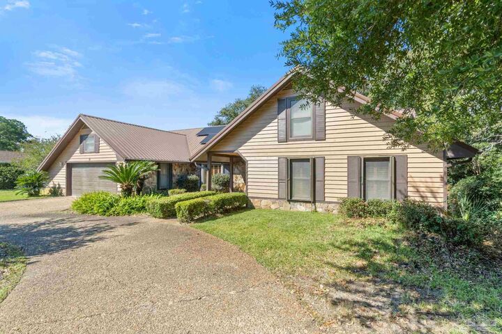 Property Photo: 12 Pamlico Cir FL 32507