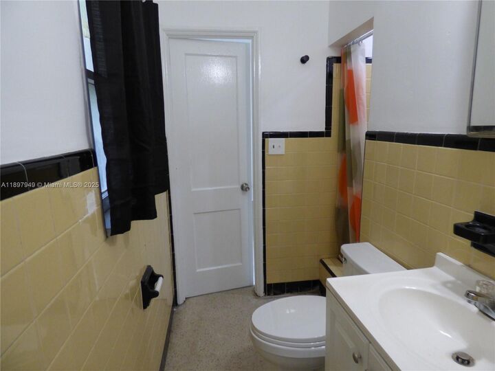 Property Photo: 522 N 19th Ave 1 FL 33020