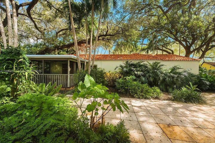 Property Photo: 1100 El Rado St FL 33134