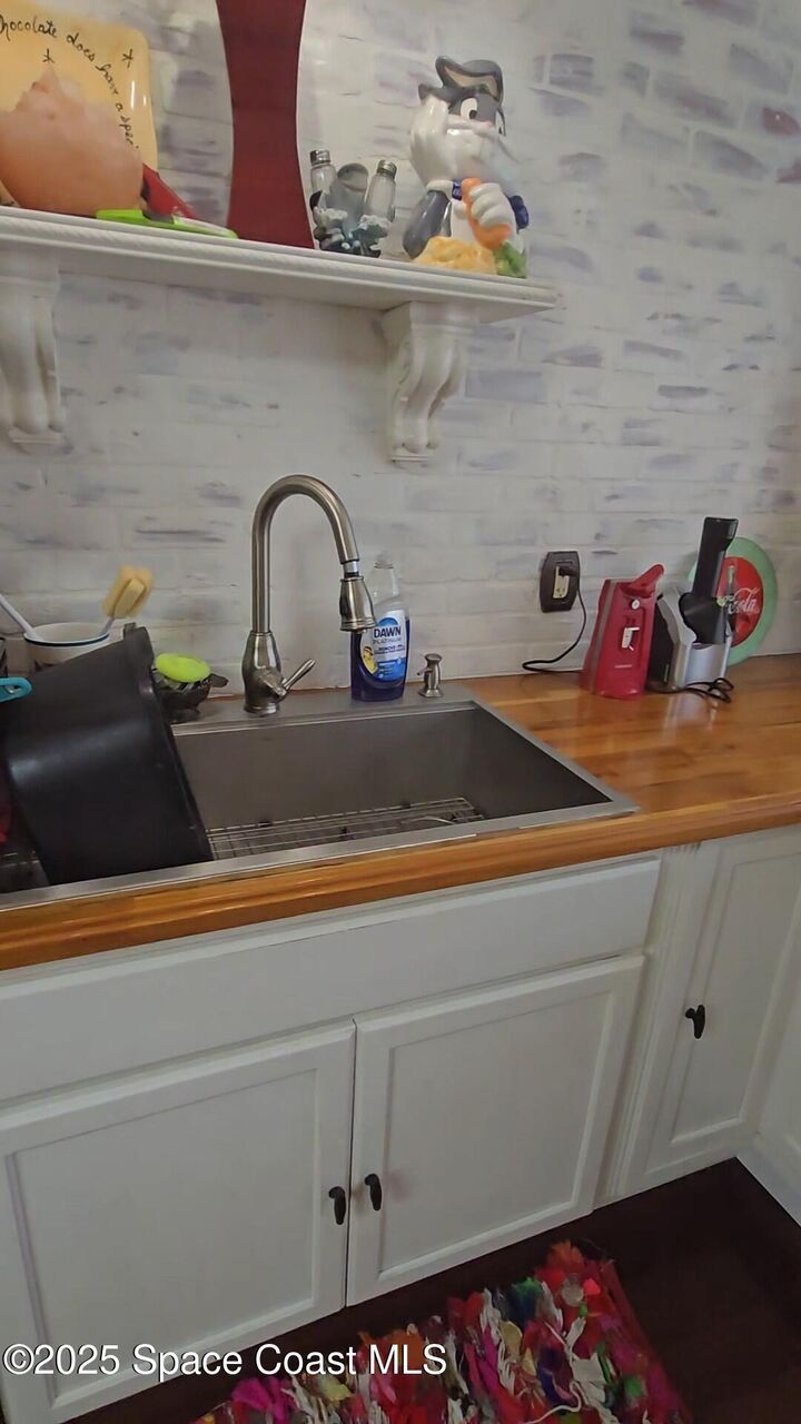 Property Photo:  310 Glenwood Avenue  FL 32937 