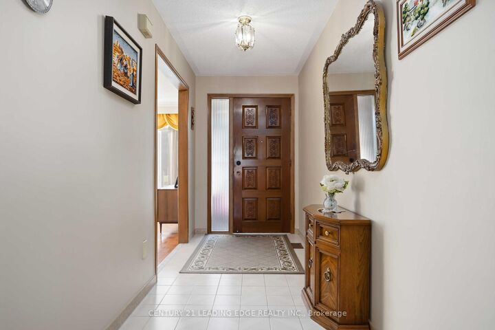 Property Photo: 52 Aspen Crescent ON L4A 5C7