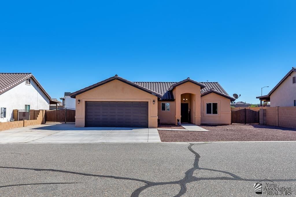 Property Photo: 11627 Sonora St AZ 85356