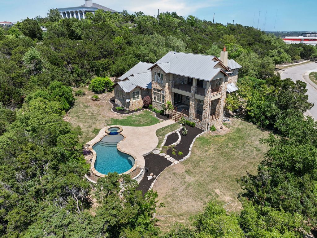 Property Photo: 724 Stonewall Ridge Lane TX 78746