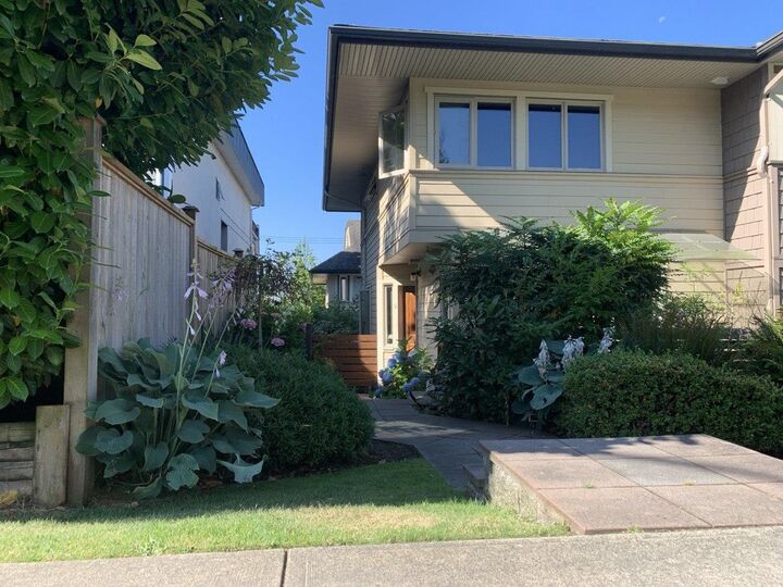 Property Photo: 215 E 4th Street 9 BC V7L 1J1