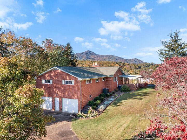 Property Photo: 11 Aloha Circle NC 28715