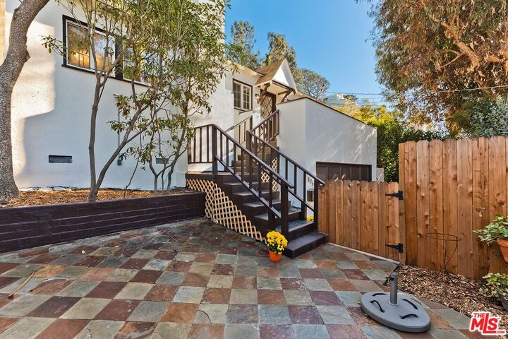 Property Photo: 406 Entrada Dr CA 90402