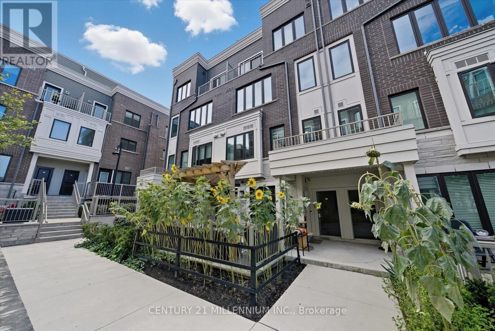 Property Photo:  95 Eastwood Park Gardens 21  ON M8W 0B9