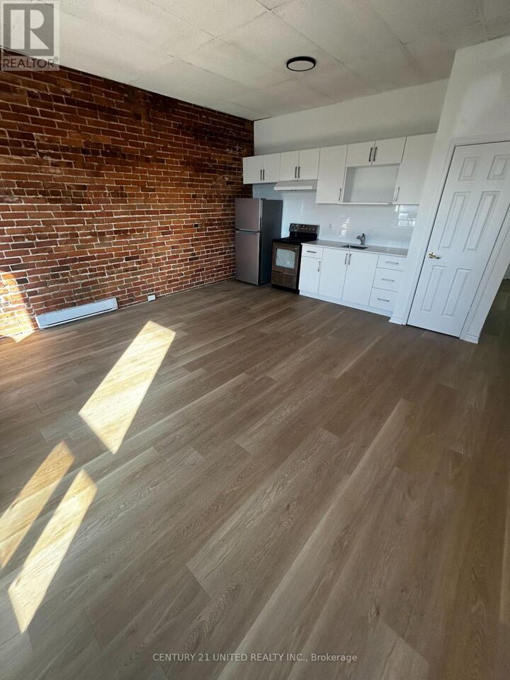 Property Photo: 174.5 Hunter Street West 6 ON K9H 2L2